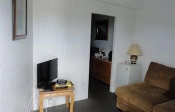 Castaway Motel3