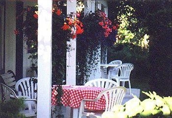 Lakeside Country Inn3