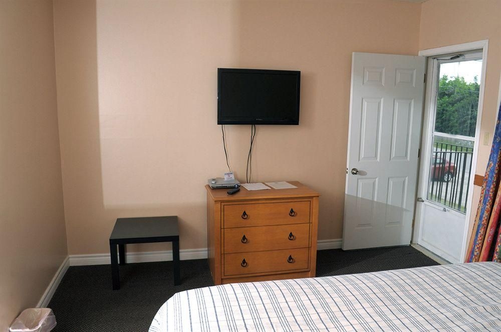Lakeside Inn1