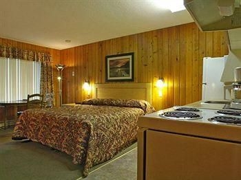 The Cedarwood Inn & Suites4