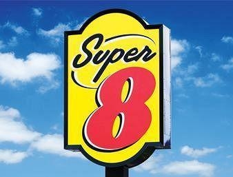 Super 8 Peace River AB1
