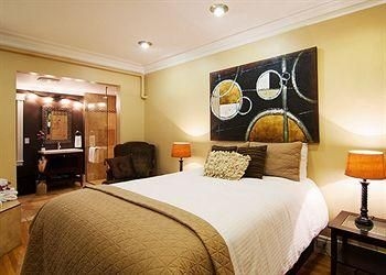 ลีไซด์ แมเนอร์ สวีท (Leaside Manor Suites)1