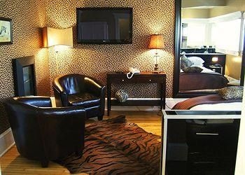 ลีไซด์ แมเนอร์ สวีท (Leaside Manor Suites)0