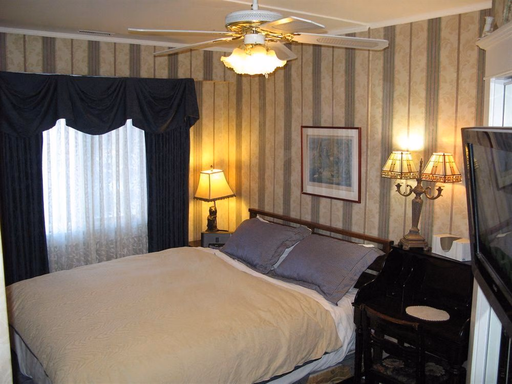 Westways Calgary Guest House Bed & Breakfast1