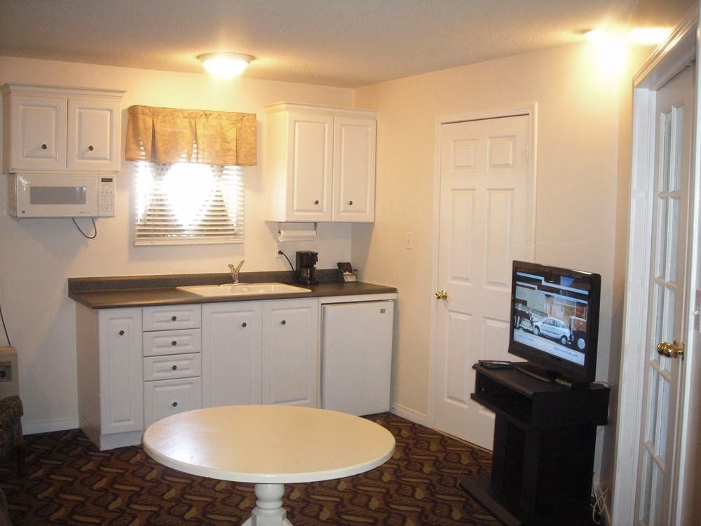 LAKESHORE SUITES4