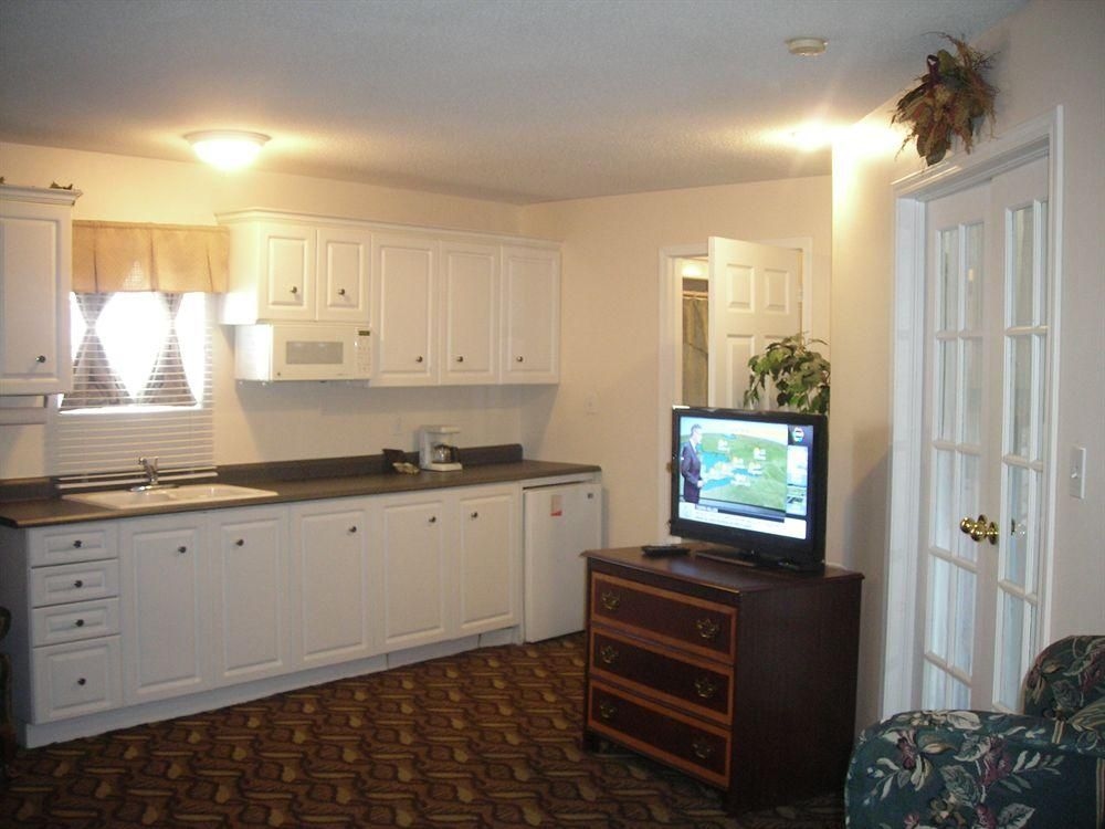 LAKESHORE SUITES0