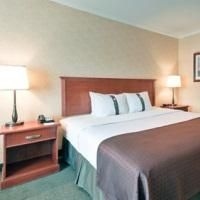 Holiday Inn Suites Convention Center4