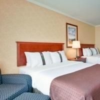 Holiday Inn Suites Convention Center3