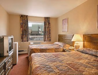 Super 8 Kingston2