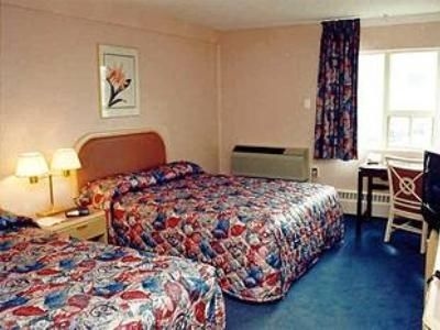 Econo Lodge Downtown East1