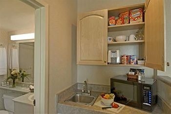 Quality Suites Downtown Windsor4