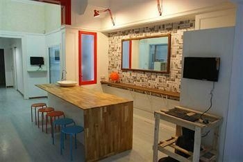 HIP HOSTEL0