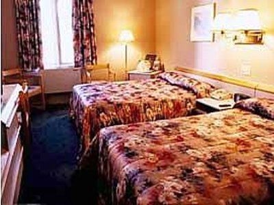 Econo Lodge3