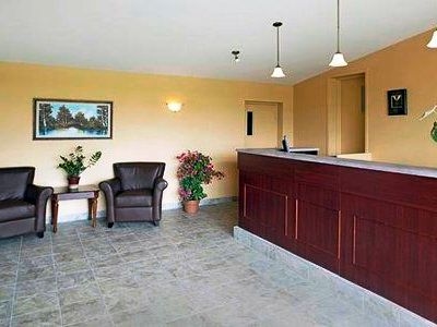 Econo Lodge3