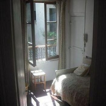 Bed & Breakfast Place De Vosges 32
