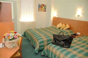 Cecil' hotel1