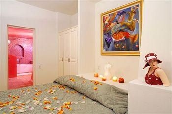 Adamis Majesty Suites2