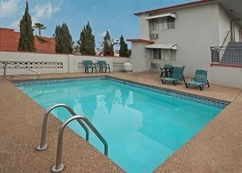 Econo Lodge1