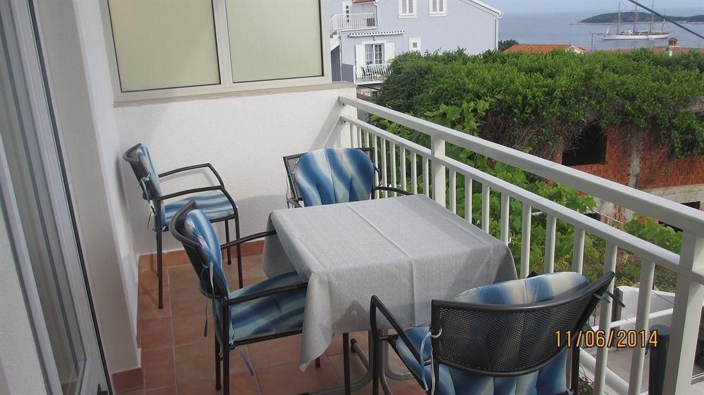 J & B Holiday House0