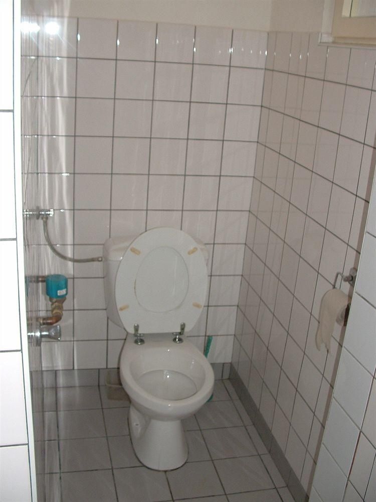 Artificial Hostel0