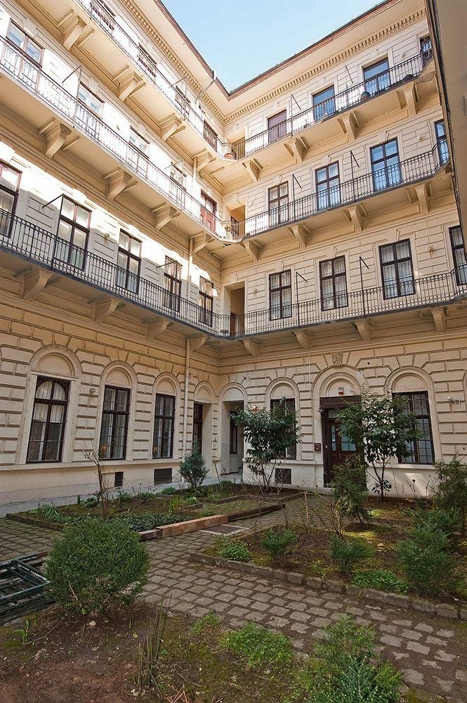 Dandy Deluxe Apartments4
