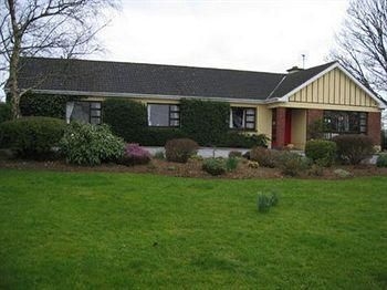 Hillcrest Country Home3