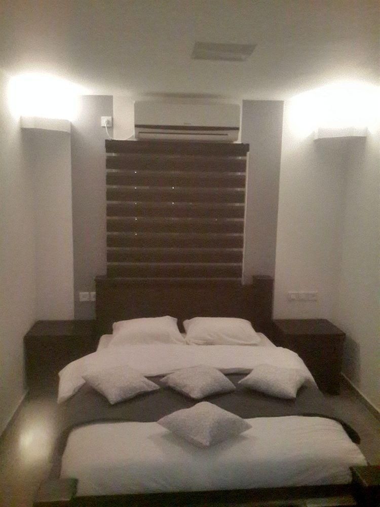 Camelot Suites Motel3