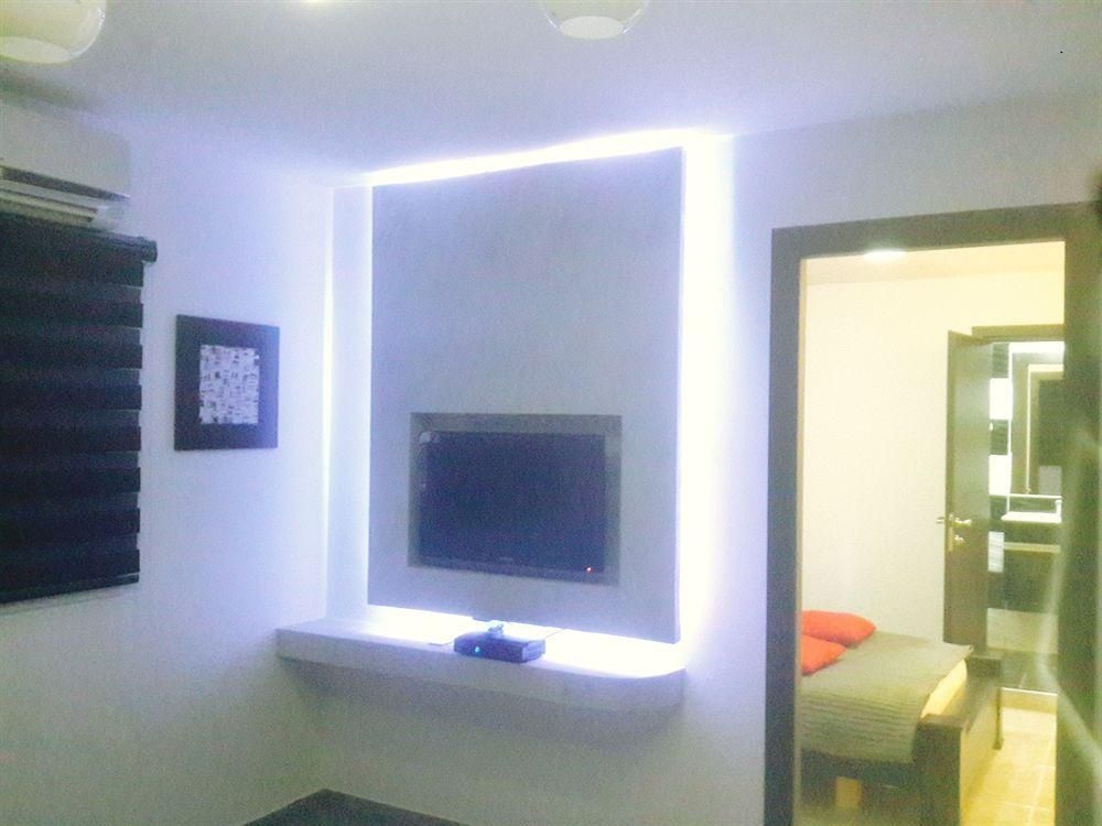 Camelot Suites Motel0