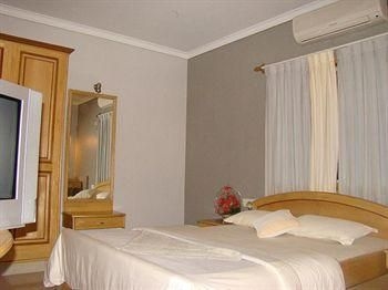 Bluemoon Log Inn0