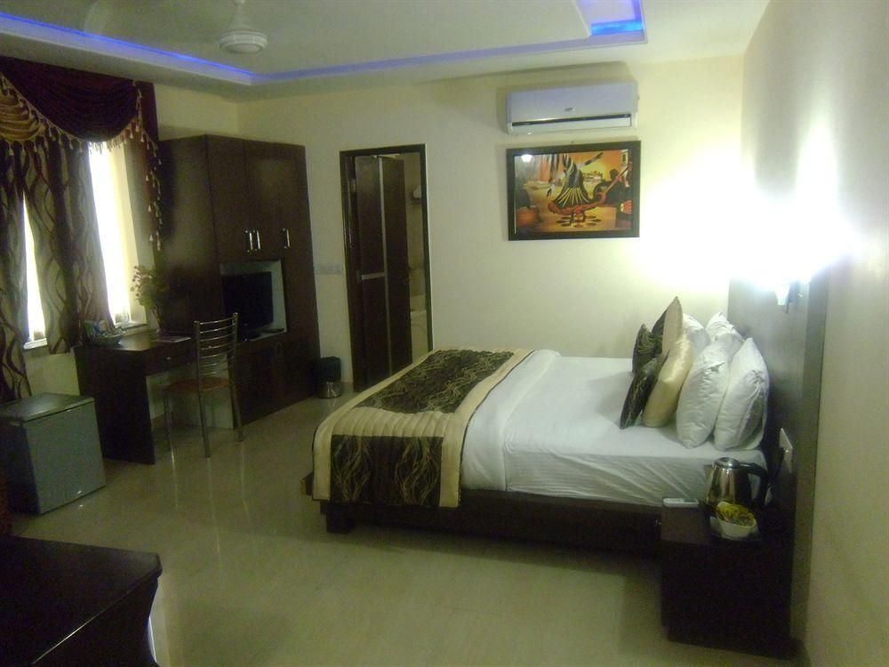 Hotel Breeze Inn0