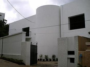 Guest Inn Suites Castle1