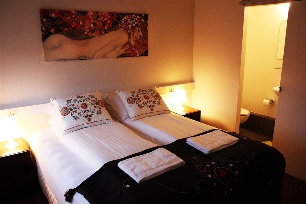A10 Deluxe Bed & Breakfast3