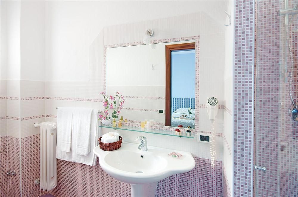 Iris Hotel1