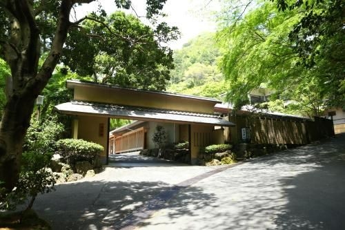 โอกุ-ยูงาวาระ สึบากิ (Oku-Yugawara Tsubaki)0