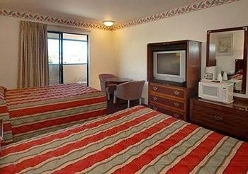 Econo Lodge Bay Breeze4