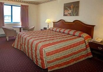 Econo Lodge Bay Breeze3