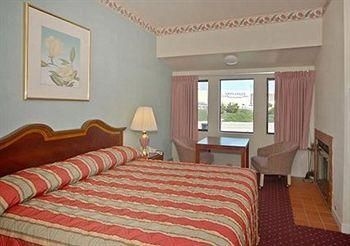 Econo Lodge Bay Breeze2