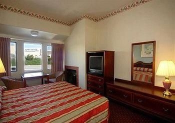 Econo Lodge Bay Breeze1
