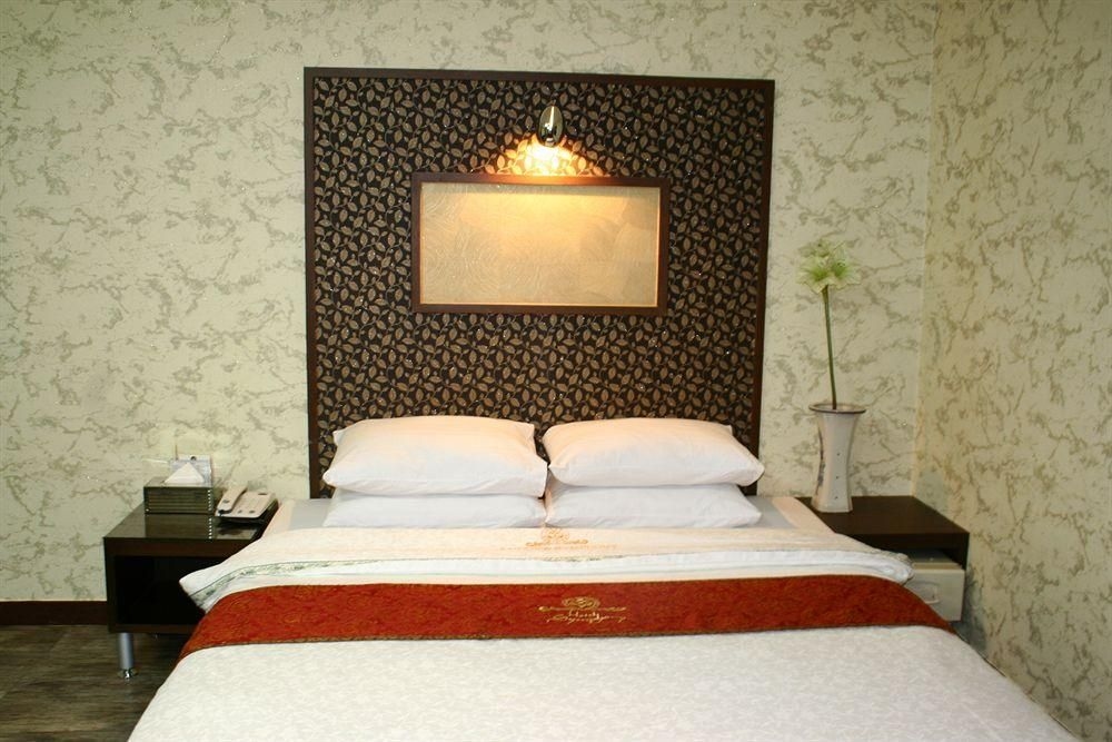 Hotel Amour & Symphony4