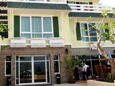 Nilly's Marina Inn0