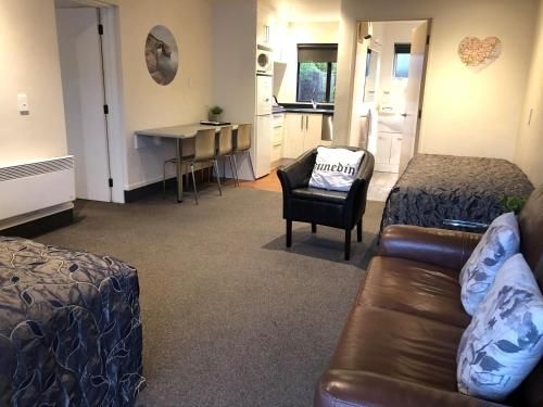 Commodore Motels2