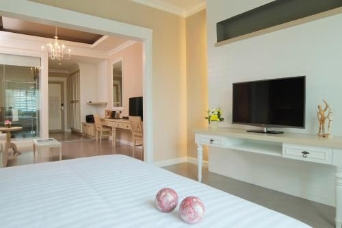 The Raya Surawong Hotel4