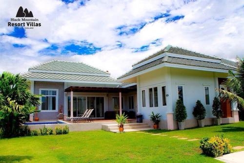 แบล็ค เมาท์เท่น รีสอร์ท วิลล่า (Black Mountain Resort Villas)0