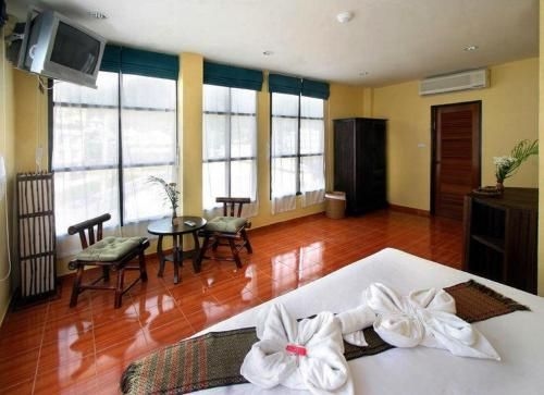 Karon Beach Pool Hotel3