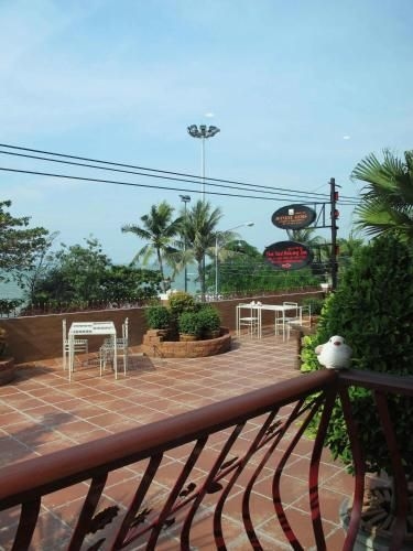 โรงแรมเรด บัลโคนี (Red Balcony Hotel)3