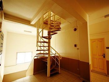 โกลเด้น อพาร์ทเม้นท์ (Golden Apartment)1