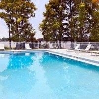 Howard Johnson Express Inn Suites Lakefront Park3