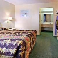 Howard Johnson Express Inn Suites Lakefront Park2