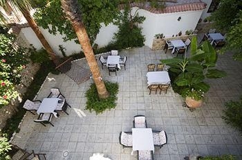 White Garden Pansion0