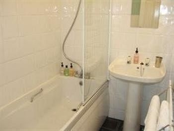 A1 Summerville Guest House0